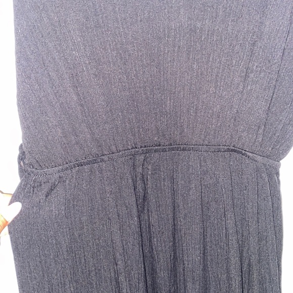 A BLACK DRESS - Picture 2 of 5